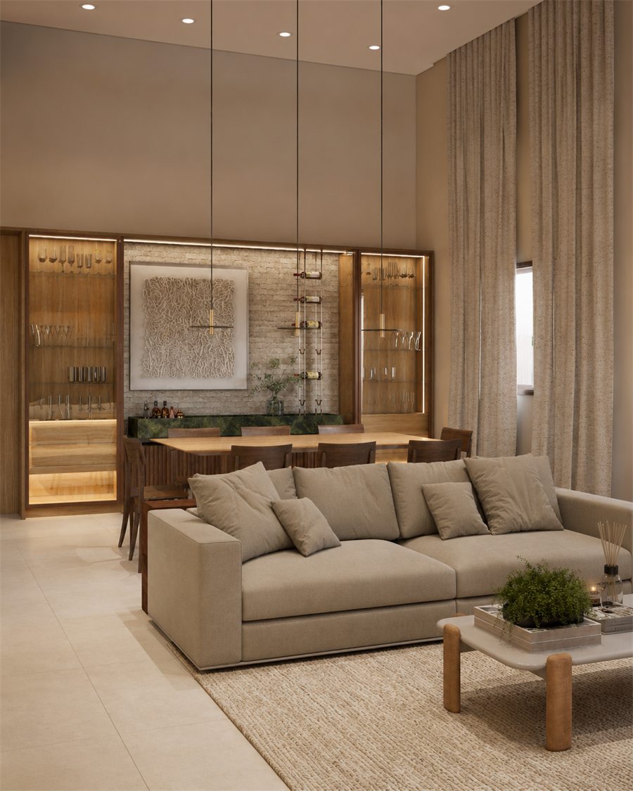 Sala de estar com sofá modular claro, painel ripado e cristaleira iluminada.