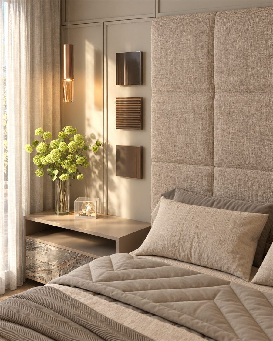 Suíte com cabeceira estofada em módulos, arandelas de leitura e mesa lateral com arranjo de flores verdes.