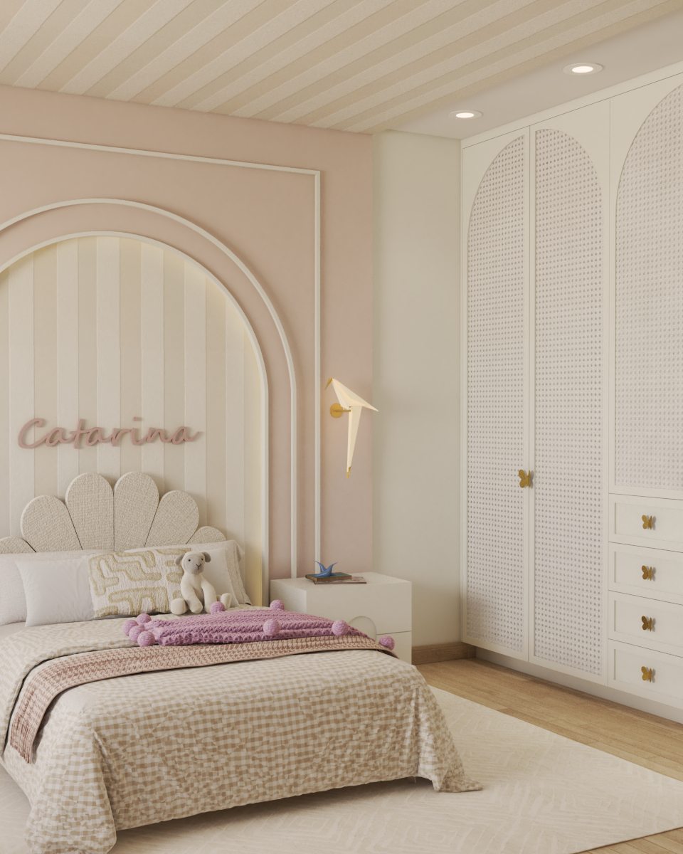 Quarto infantil com cabeceira em concha, nicho em arco e o nome Catarina na parede.